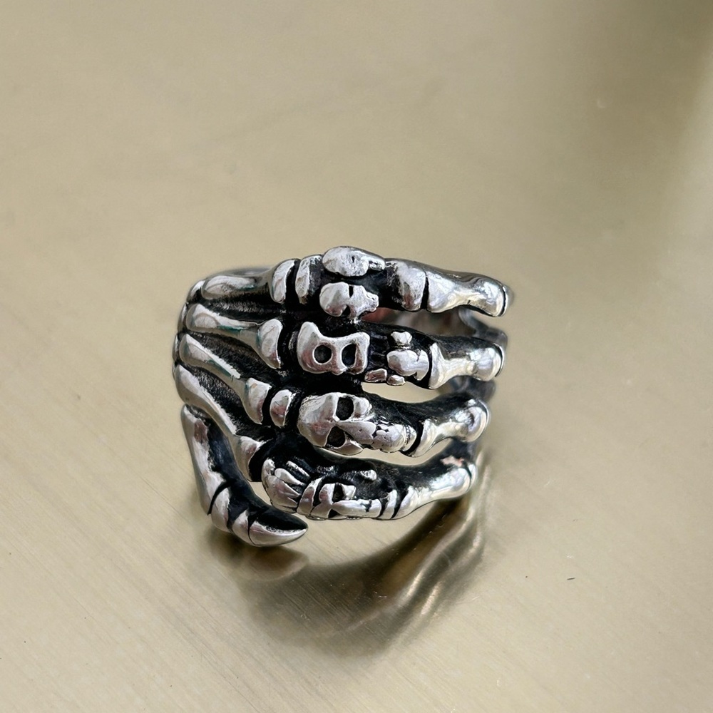 Men’s skeleton hand ring